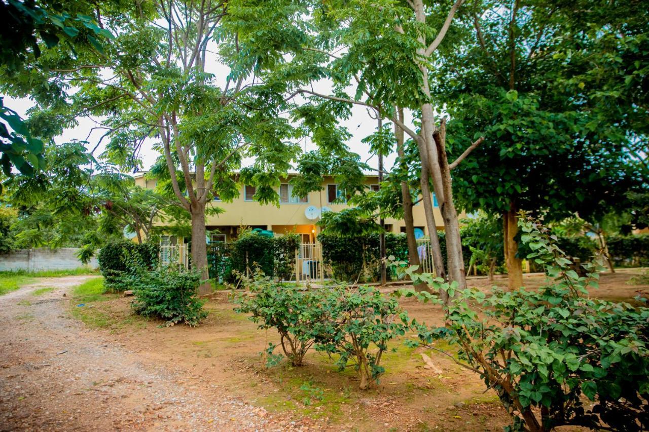 Sanctuary Aparthotel-Ac-Garden- Solar-Wi-Fi -Firepit-Park-Carport Lusaka Exterior foto